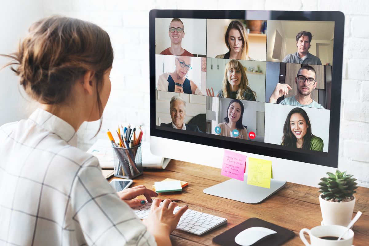 Lehrerin hat online Meeting mit Eltern